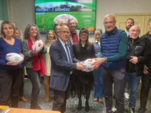 Des ballons de rugby dans les cours d’école du 84